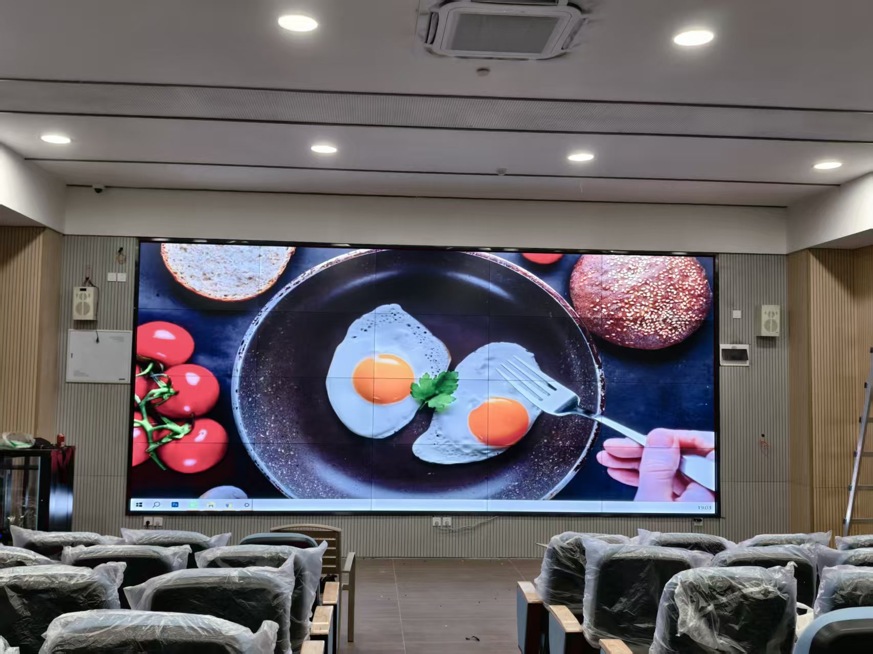 嚴(yán)苛出廠老化測試，筑牢55寸0.88mm京東方超窄邊拼接屏高端顯示底氣
