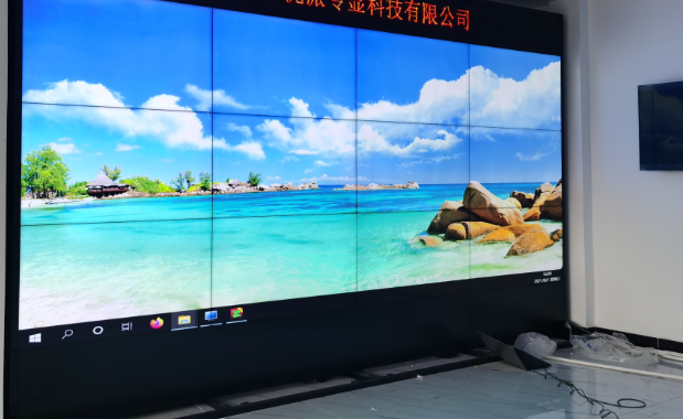 無承重墻體專用方案｜55 寸 3×4 共 12 臺液晶拼接屏落地機柜斜角底座解決方案